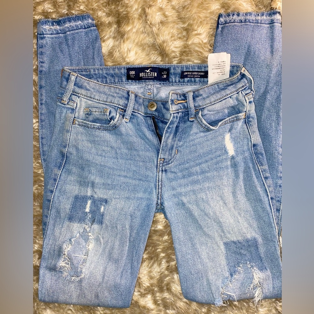 Hollister low rise super skinny jeans. Size: womens 00R. Width: 23. Length: 30.